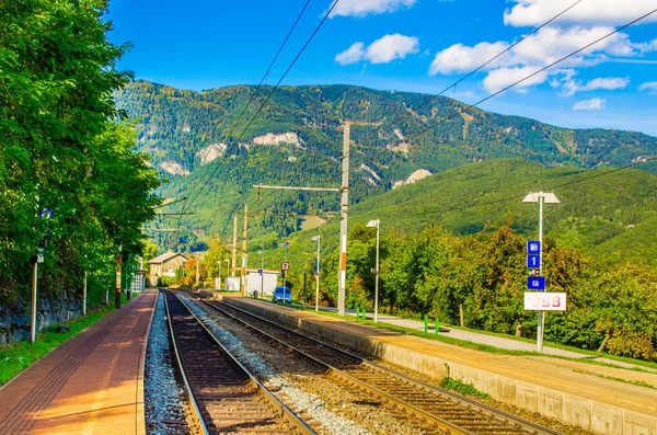 Avusturya 'nın kırsal kesimlerinden geçen semmering bahn demiryolu