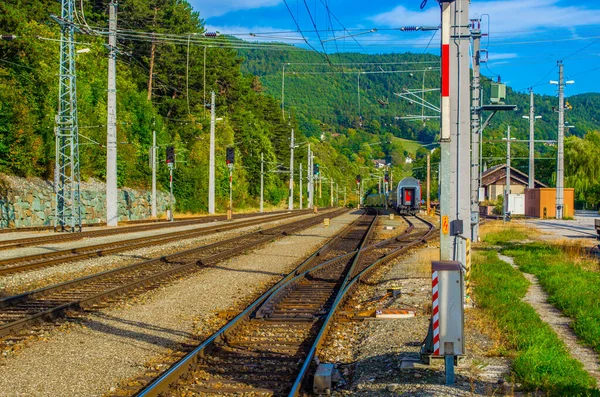 Avusturya 'nın kırsal kesimlerinden geçen semmering bahn demiryolu