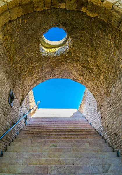 Dik taş basamaklar tarragona 'daki Roma sirkinin içindeki tünelin sonuna doğru gidiyor.