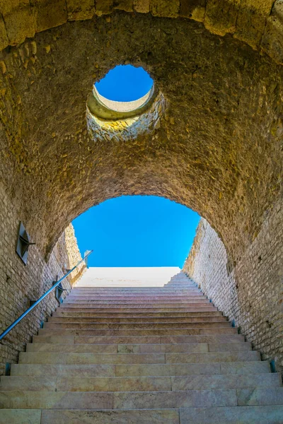 Dik taş basamaklar tarragona 'daki Roma sirkinin içindeki tünelin sonuna doğru gidiyor.