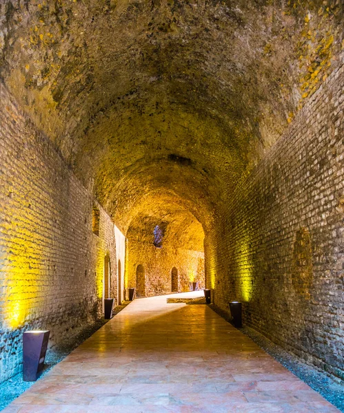 İspanyol şehri Tarragona 'da sirko romanosunun içinde yer alan dar bir koridor manzarası.