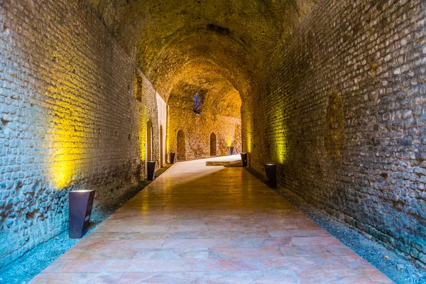 İspanyol şehri Tarragona 'da sirko romanosunun içinde yer alan dar bir koridor manzarası.