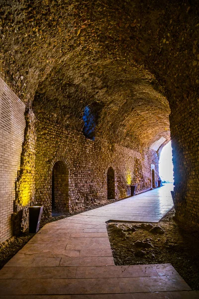 İspanyol şehri Tarragona 'da sirko romanosunun içinde yer alan dar bir koridor manzarası.