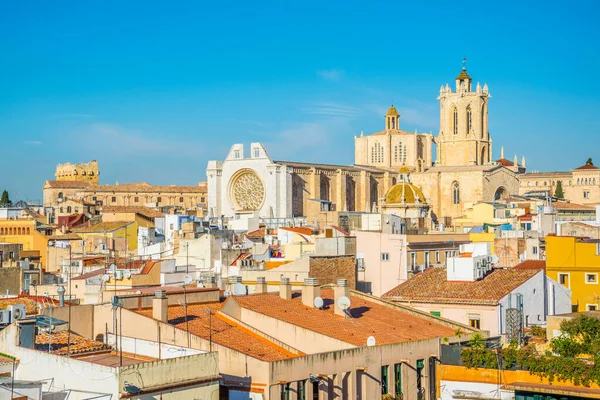 Tarragona 'nın havadan görünüşü. Arka planda Aziz Mary katedrali var.