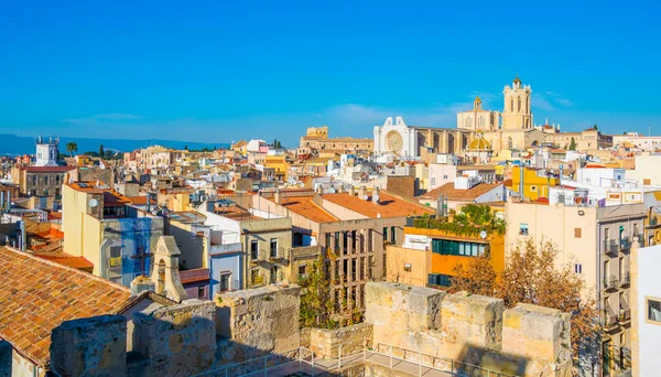 Tarragona 'nın havadan görünüşü. Arka planda Aziz Mary katedrali var.