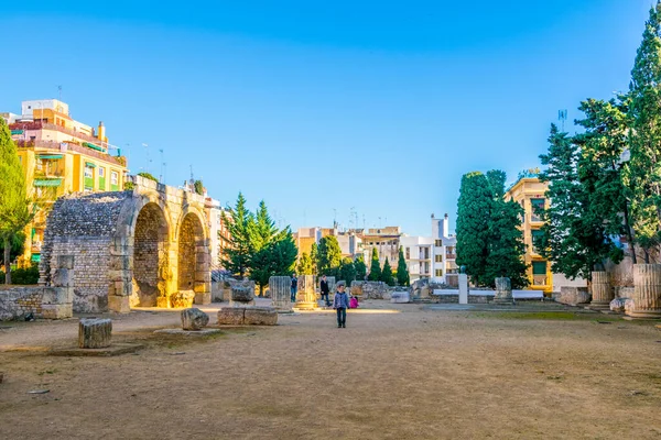 Roma Forumunun Sütunları Tarragona Katalonya Spanya Daki Modern Binalarla Çevrili — Stok fotoğraf