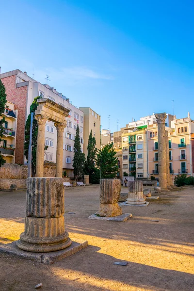 Roma forumunun sütunları Tarragona, Katalonya, İspanya 'daki modern binalarla çevrili.