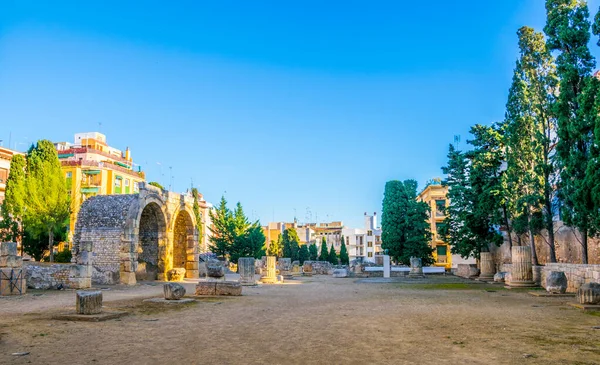 Kolumner Från Det Romerska Forumet Omgivna Moderna Byggnader Tarragona Katalonien — Stockfoto