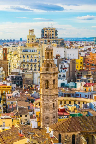 İspanya 'nın Valencia şehrinde bir kilise kulesinin gökyüzü manzarası.