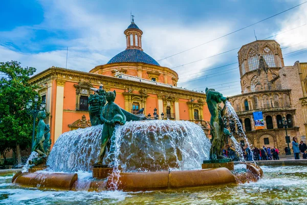 Valencia Katedral Tapınağı, Basilica de la nuestra senora de los desamparados ve eski kasabadaki Rio tura çeşmesiyle Saint Mary Meydanı..