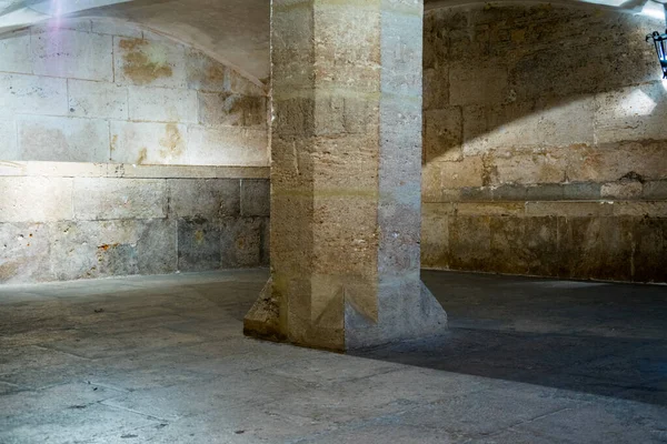 Eski İpek Borsası 'nın (Lonja de la Seda) karanlık bir bodrum katı, Valencia, İspanya. UNESCO Dünya Mirası Alanı.