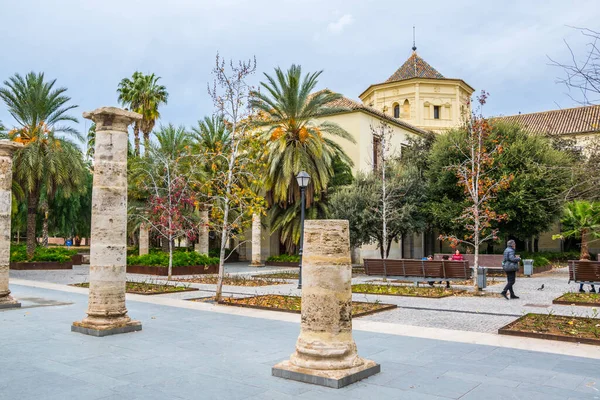 Valencia 'nın simgelerinden biri de eski hastane. Bu bölge bugün Halk Kütüphanesi 'ne dönüştü.