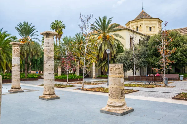 Valencia 'nın simgelerinden biri de eski hastane. Bu bölge bugün Halk Kütüphanesi 'ne dönüştü.