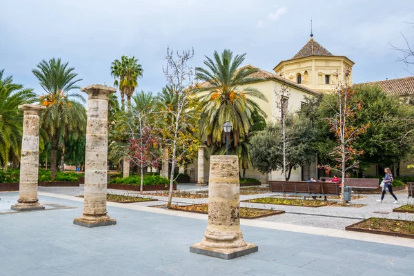 Valencia 'nın simgelerinden biri de eski hastane. Bu bölge bugün Halk Kütüphanesi 'ne dönüştü.