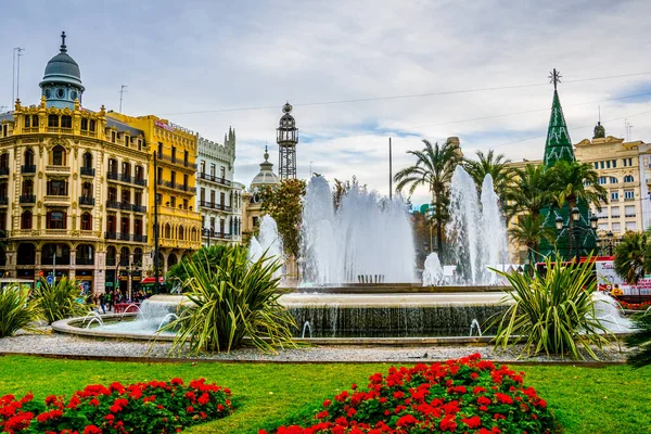 Rathaus Der Spanischen Stadt Valencia Hinter Einem Brunnen Versteckt — Stockfoto