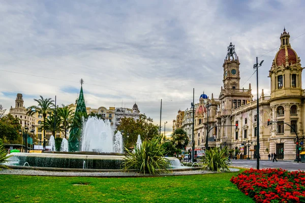İspanya Valencia 'daki belediye binası bir çeşmenin arkasına gizlenmiş.