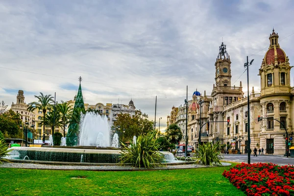 İspanya Valencia 'daki belediye binası bir çeşmenin arkasına gizlenmiş.
