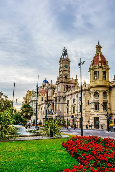 İspanya Valencia 'daki belediye binası bir çeşmenin arkasına gizlenmiş.