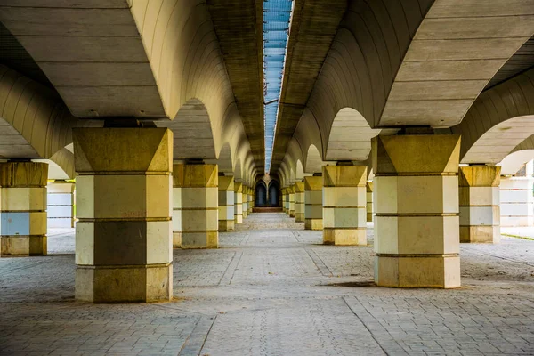Valenca 'daki Turia Gardens' ın içindeki simetrik beton köprü manzarası.