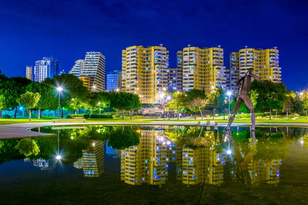 Turia Gardens 'ın arkasındaki Valencia' nın ufuk çizgisi manzarası