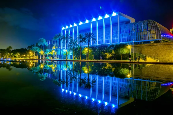 Palau Musica Valencia Konser Salonunun Gece Boyunca Bir Gölete Yansıyan — Stok fotoğraf