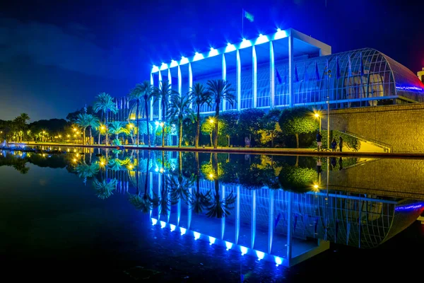 Palau Musica Valencia Konser Salonunun Gece Boyunca Bir Gölete Yansıyan — Stok fotoğraf