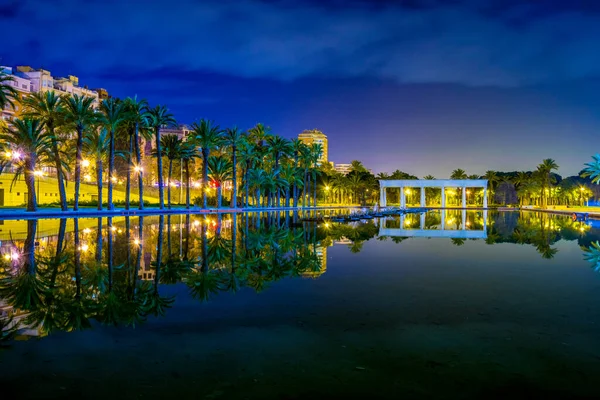 夜间在瓦伦西亚文化广场前的一个池塘的景色 — 图库照片