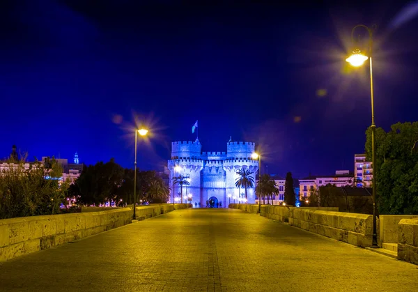 Geceleri Serrano Kuleleri (Torres de Serranos). Valencia, İspanya 'da bulunan Fueros Meydanı' nda kuleler bulunmaktadır.