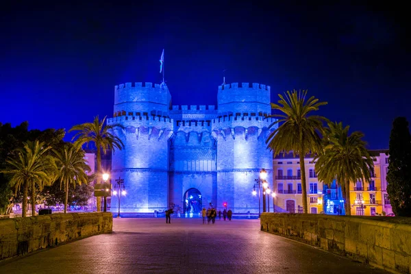 Geceleri Serrano Kuleleri (Torres de Serranos). Valencia, İspanya 'da bulunan Fueros Meydanı' nda kuleler bulunmaktadır.