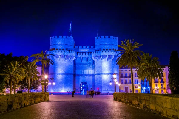 Geceleri Serrano Kuleleri (Torres de Serranos). Valencia, İspanya 'da bulunan Fueros Meydanı' nda kuleler bulunmaktadır.