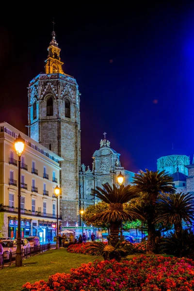İspanya 'daki Valencia Katedrali. Gece yarısı La Reina Meydanı' ndaki küçük bir parkın arkasında.