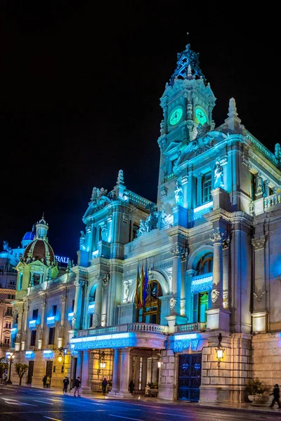 İspanya Valencia 'daki belediye binasının gece manzarası
