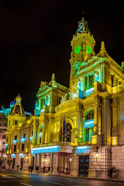 İspanya Valencia 'daki belediye binasının gece manzarası