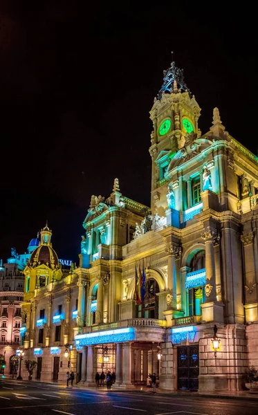 İspanya Valencia 'daki belediye binasının gece manzarası