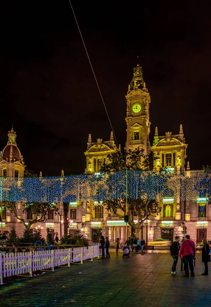 İspanya Valencia 'daki belediye binasının gece manzarası