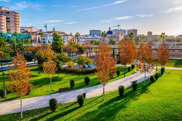 İspanya Valencia şehrindeki Turia Gardens manzarası