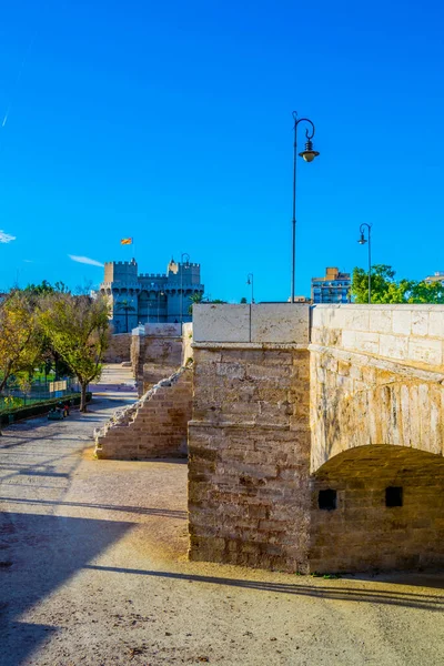 İspanyol Valencia şehrinin ünlü Porta de Serran kapısına doğru giden Pont Dels Serran manzarası
