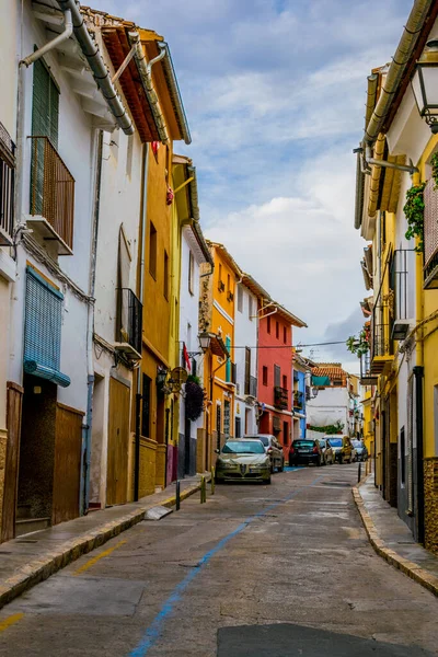 Valencia yakınlarındaki Xativa kasabasında renkli dar bir cadde. Orası ist şatosuyla ünlüdür.