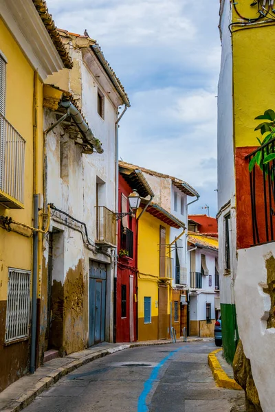 Valencia yakınlarındaki Xativa kasabasında renkli dar bir cadde. Orası ist şatosuyla ünlüdür.
