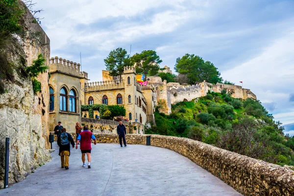 İnsanlar İspanya 'daki Xativa kalesine ana kapıdan giriyorlar.