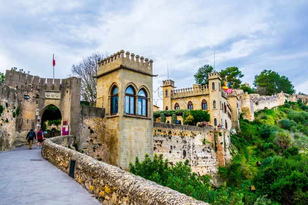 İnsanlar İspanya 'daki Xativa kalesine ana kapıdan giriyorlar.