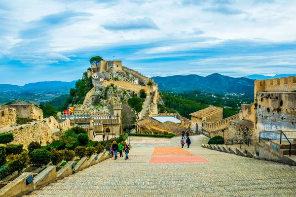 İspanya 'daki Xativa kalesinin içindeki dik bir merdiven manzarası.