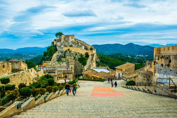 İspanya 'daki Xativa kalesinin içindeki dik bir merdiven manzarası.