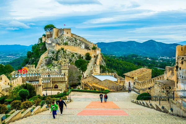 İspanya 'daki Xativa kalesinin içindeki dik bir merdiven manzarası.