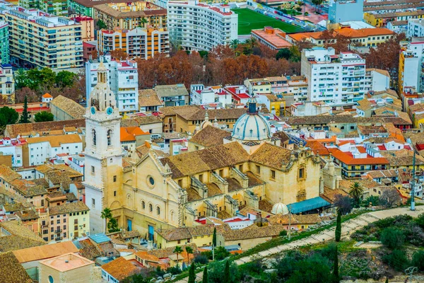 İspanyol kasabası Xativa 'nın kışın yaz günlerinde başlıca bir kiliseyle hava manzarası.