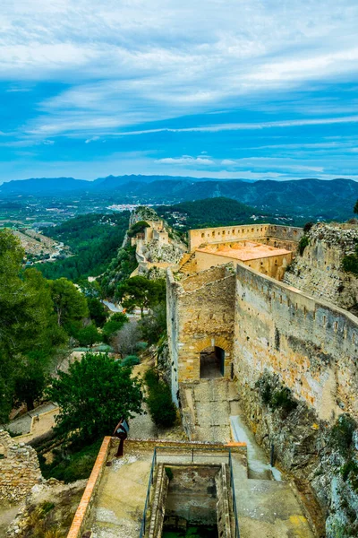 Xativa 'daki kale manzarası kırsal alana bakıyor.