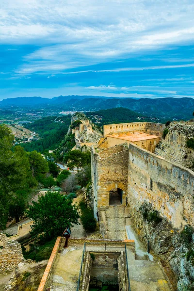 Xativa 'daki kale manzarası kırsal alana bakıyor.