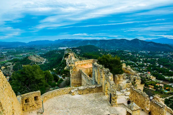 Xativa 'daki kale manzarası kırsal alana bakıyor.