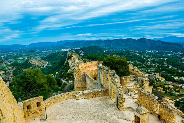 Xativa 'daki kale manzarası kırsal alana bakıyor.