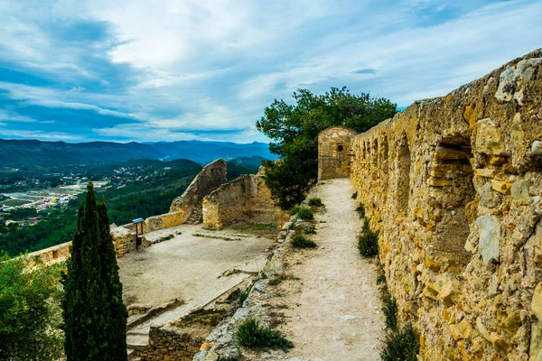 Xativa 'daki kale manzarası kırsal alana bakıyor.